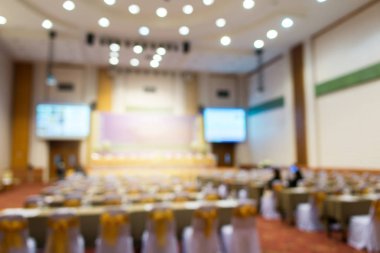 Bulanık arka plan - Konuşmacı sahnede ve konuşma veya seminer toplantısı, iş ve eğitim konsepti veren.