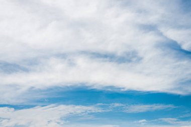 Bulutlar ile mavi gökyüzünde yaz gökyüzü ve güzel güneş.