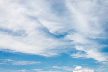 Bulutlar ile mavi gökyüzünde yaz gökyüzü ve güzel güneş.