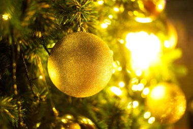 Soyut ışık altın bokeh arka plan noel ağacı süslemeleri altın topları kadar kapatın.