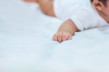 Yatakta bebek eli, yumuşak odak yenidoğan küçük el