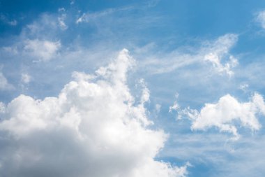 Bulut ve kopyalama alanı ile güzel mavi gökyüzü