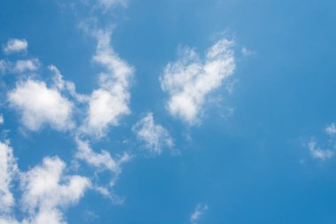 Bulutlu güzel mavi gökyüzü