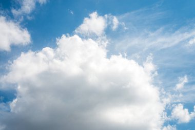 Bulut ve kopyalama alanı ile güzel mavi gökyüzü