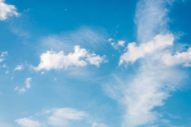 Yaz gökyüzü ve bulutlar ile mavi gökyüzünde güzel.