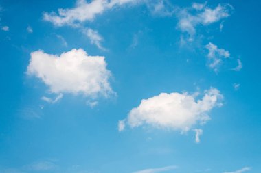 Yaz gökyüzü ve bulutlar ile mavi gökyüzünde güzel.