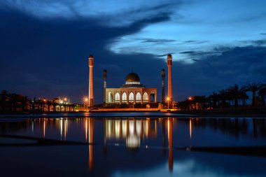 dusk, songkhla, thailand yansıması ile Merkez Camii