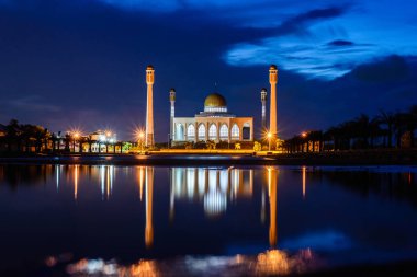 dusk, songkhla, thailand yansıması ile Merkez Camii
