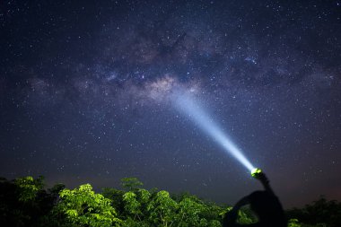 gece gökyüzünde samanyolu. Samanyolu'ni aydınlatın