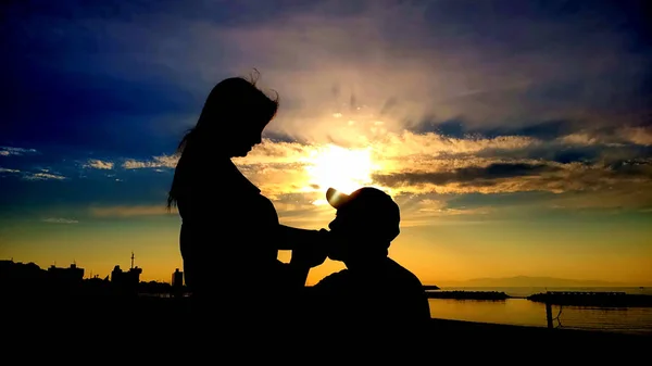 Silhouette Felice Coppia Romantica Spiaggia Uomo Bacia Mano Della Donna — Foto Stock