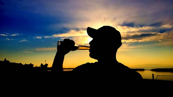 Silhouette Dell Uomo Bere Birra Piccole Bottiglie Spiaggia — Foto Stock