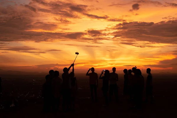 Многие Люди Любят Фотографировать Вместе Закате Горы — стоковое фото