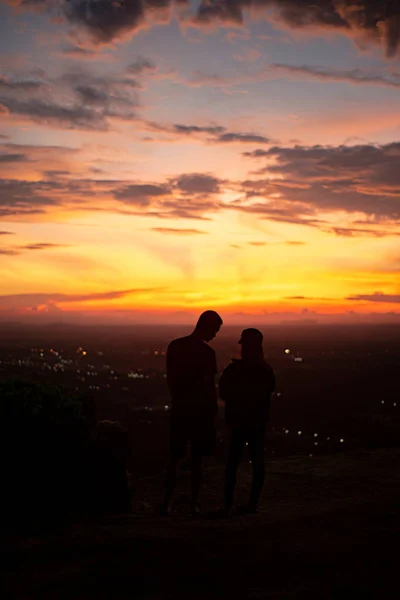 Bella Silhouette Tramonto Giovane Coppia Montagna Sera — Foto Stock