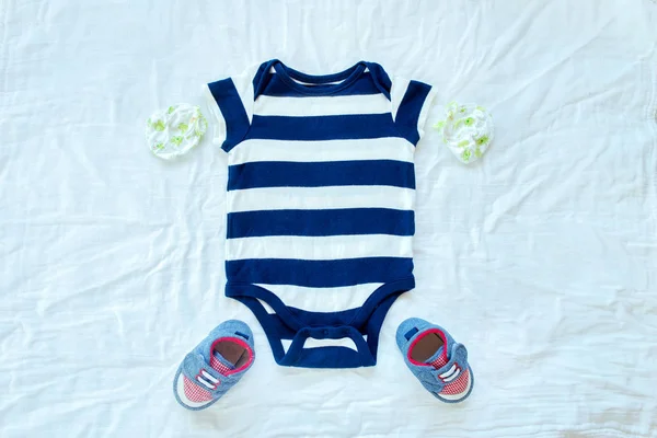 Zestaw Baby odzieży i akcesoriów na białym tle tkaniny. — Zdjęcie stockowe