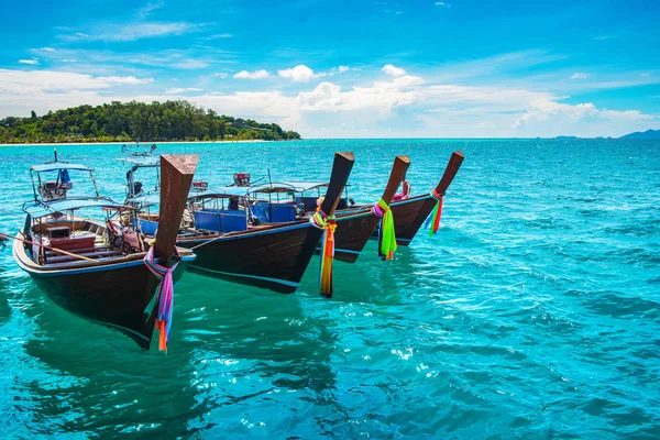 Muchos Barcos Largos Están Flotando Mar Con Increíbles Hermosas Vistas — Foto de Stock