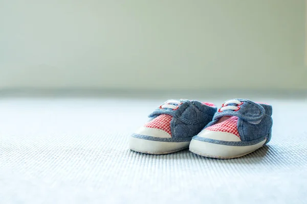 Bebé Hombre Zapatos Sobre Colchón Gris Con Fondo Liso Fotos de stock libres de derechos