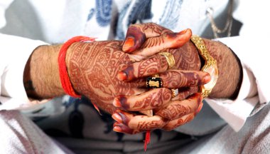 Genç bir adam elinde closeup