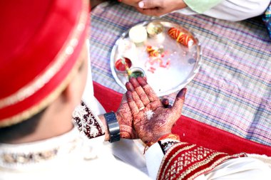 Şaşırtıcı hindu düğün töreni. Geleneksel Hint düğünü ayrıntıları. Hindu Düğün aksesuarları dekore edilmiş. Hint Evlilik gelenekleri.