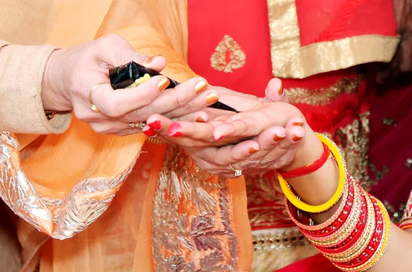Indiska Bröllop Brud Henna Tillämpas — Stockfoto