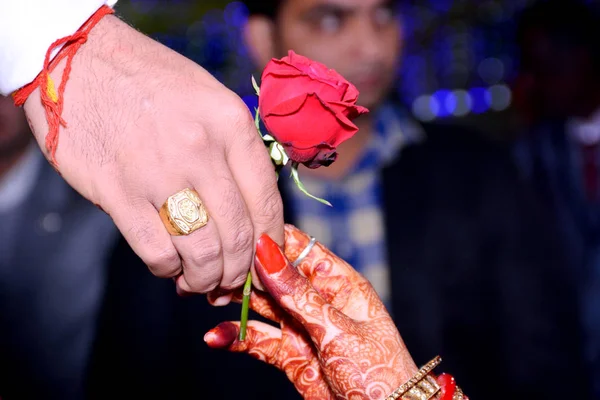 Hou Van Bloemen Boeket Rozen Plaats Van Liefde Het Leveren — Stockfoto