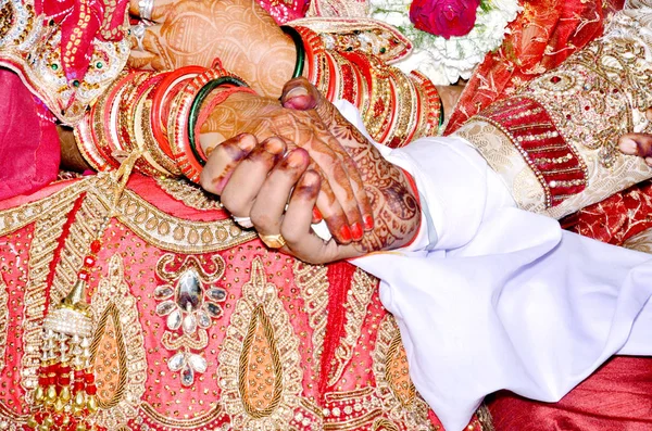 Casal Mãos Dadas Fazer Juramento Casamento — Fotografia de Stock