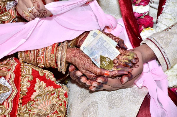Közelkép Menyasszony Vőlegény Végző Vallási Rituálék — Stock Fotó