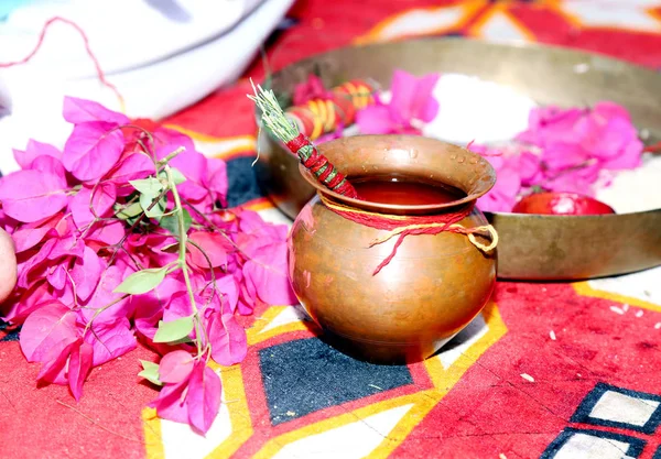 印度婚礼传统 Thaali 在美丽多彩的花朵之中 — 图库照片
