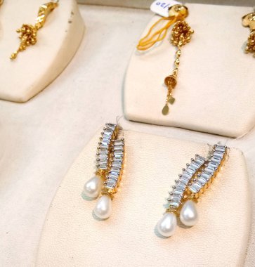 Altın ve gümüş renkli güzel küpe