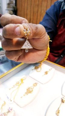 Üçgen şekli ile moda küpe