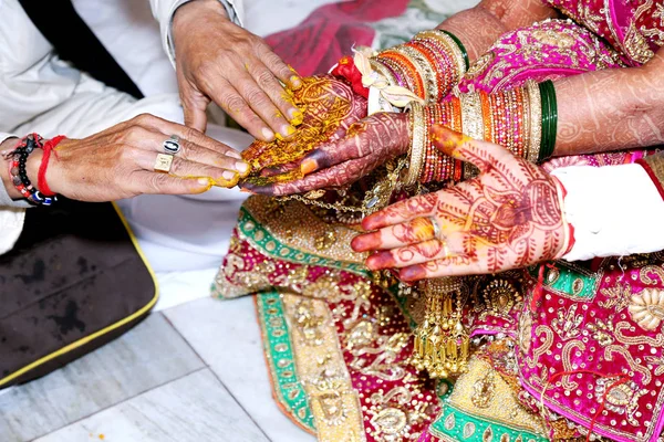 印度教仪式 Haldi 新娘的手 Havan Phere — 图库照片
