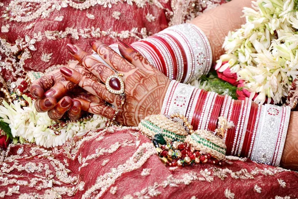 Close Van Decoratieve Handen Van Indiase Bruid Met Gouden Sieraden — Stockfoto