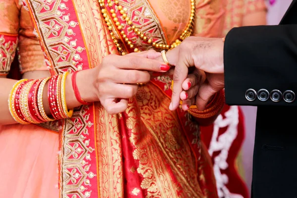 Indian Bride Putting Ring Indian Groom — Stock Photo, Image