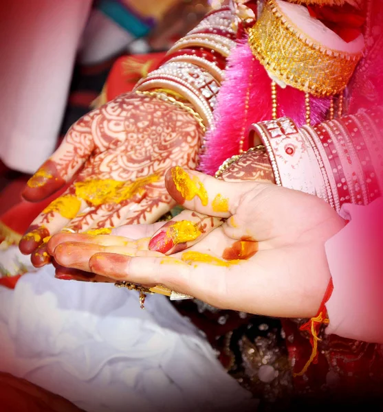 Hinduiska Ritualer Haldi Brudgummen Brudens Händer Havan Fia — Stockfoto