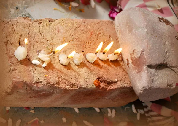Индийская Невеста Касается Пальца Ноге Церемонии Каменных Ритуалов — стоковое фото