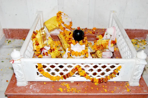 老被遗弃的湿婆 Linga 和奈迪 Nandin 在庙里 — 图库照片