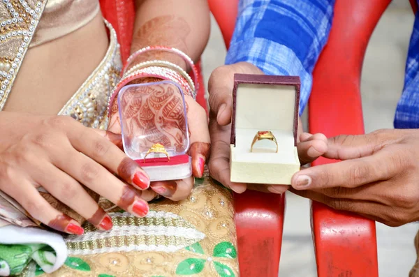 Couples Indiens Montre Bagues Fiançailles — Photo