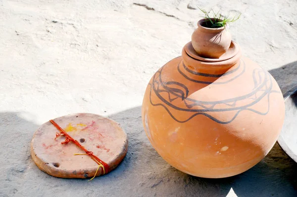 伝統的なインドの結婚式 鍋の幸福と繁栄を象徴するシンボルを適用 — ストック写真