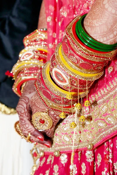 Close Van Decoratieve Handen Van Indiase Bruid Met Gouden Sieraden — Stockfoto