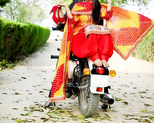 Поездка Жениха Невесты Крутом Велосипеде — стоковое фото