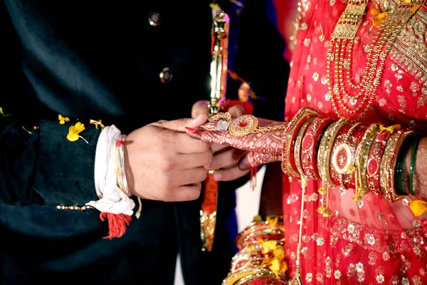 Braut Und Bräutigam Halten Braut Mit Hochzeitsschmuck Ring Armreifen Der — Stockfoto