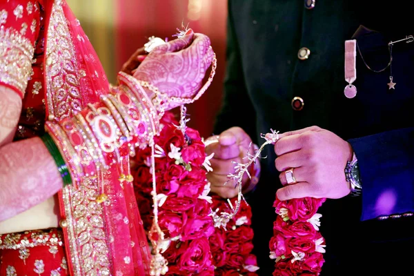 Bruid Bruidegom Indiase Bruiloft Slingers Jaimala Ceremonie — Stockfoto