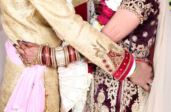Indiase Bruid Bruidegom Poseren Voor Mooie Portretten Ceremonie Van Hun — Stockfoto