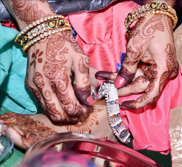 インドの結婚式で花嫁のジュエリー — ストック写真