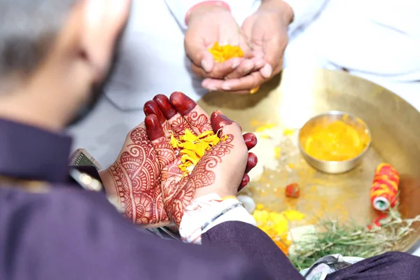 Culturele Indiase Bruiloft Met Roli Bloemen Rijst — Stockfoto