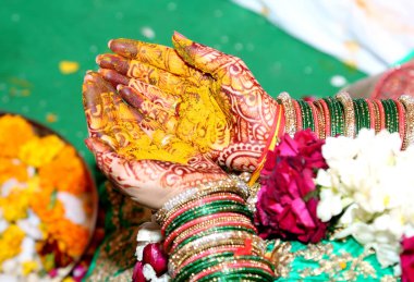 Hindu ritüeller haldi gelinin üzerinde havan phere eller