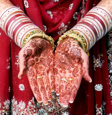 Hint gelini mehndi tasarım ve altın bilezik ve renkli bileklik gösterilen