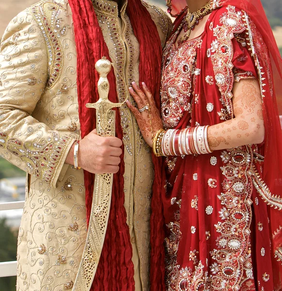 パンジャブのインドの結婚式アクセサリー結婚式で新郎と花嫁の摩耗の詳細 — ストック写真