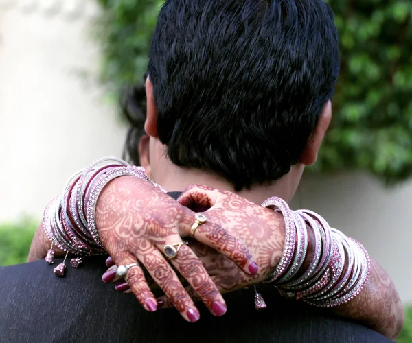パキスタン インドの花嫁新郎をハグや手 花嫁を結婚式の指輪 一時的な刺青アート表示を保持 — ストック写真