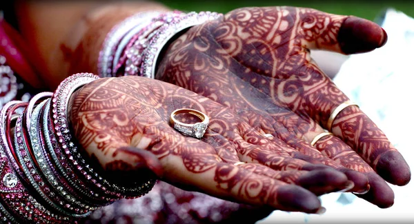 Noiva Indiana Mostrando Suas Artes Mehndi Alianças Casamento — Fotografia de Stock