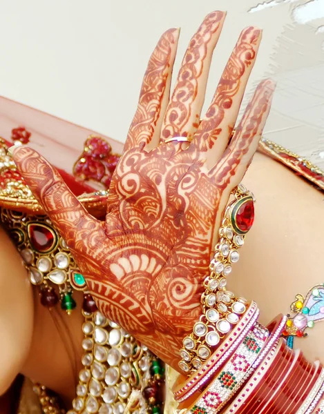 腕輪と一時的な刺青のデザイン カラフルな腕輪を示すインドの花嫁を示すパキスタンのブライダル — ストック写真